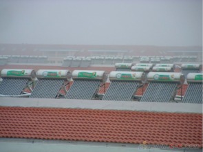 陽臺分體式太陽能熱水器 太陽能工程